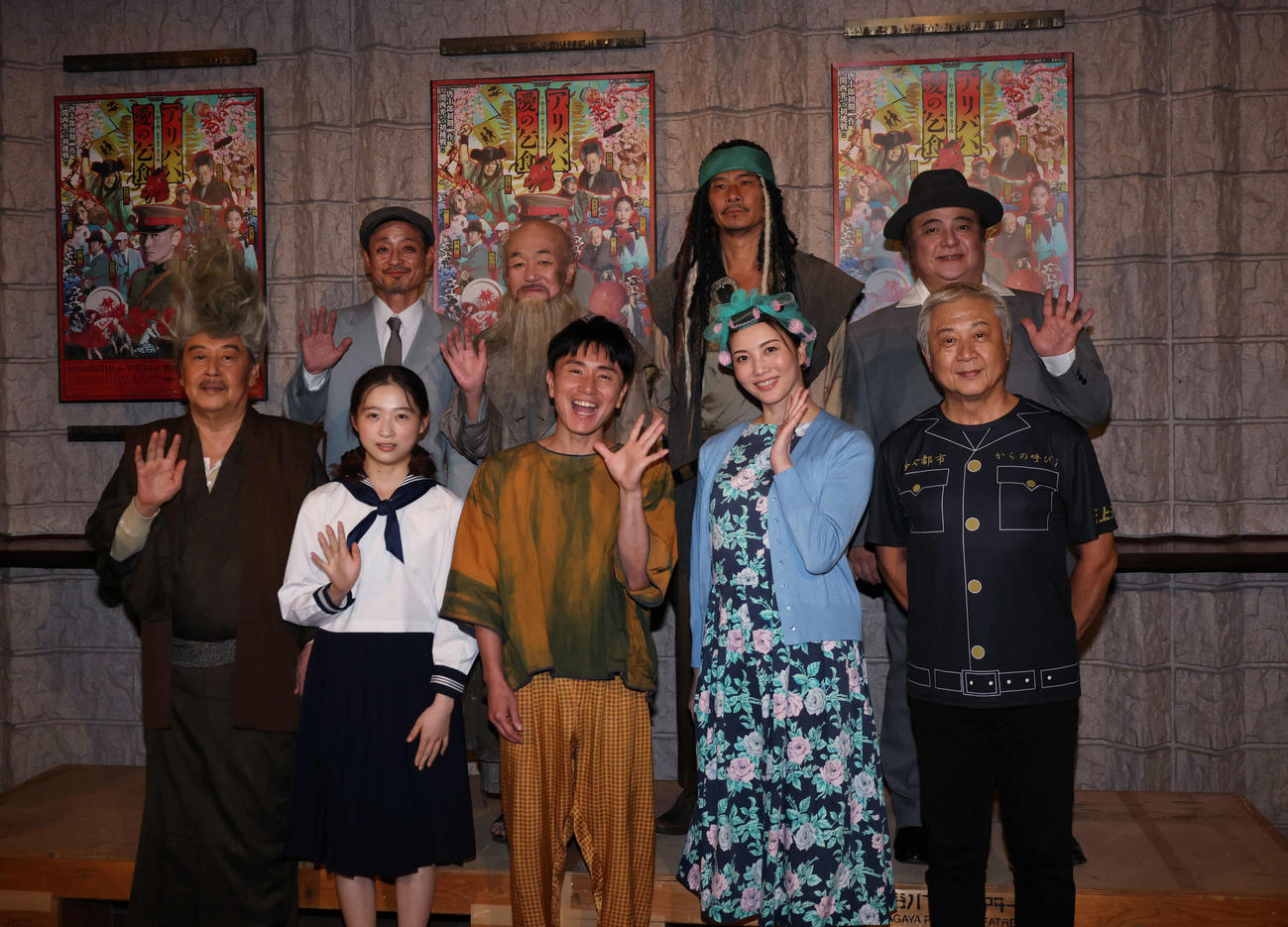 フォトセッションで目線を向ける下段左から風間杜夫、伊東蒼、安田章大、壮一帆、金守珍、上段左から福田天球、温水洋一、伊原剛志、彦摩呂（撮影・増田悦実）