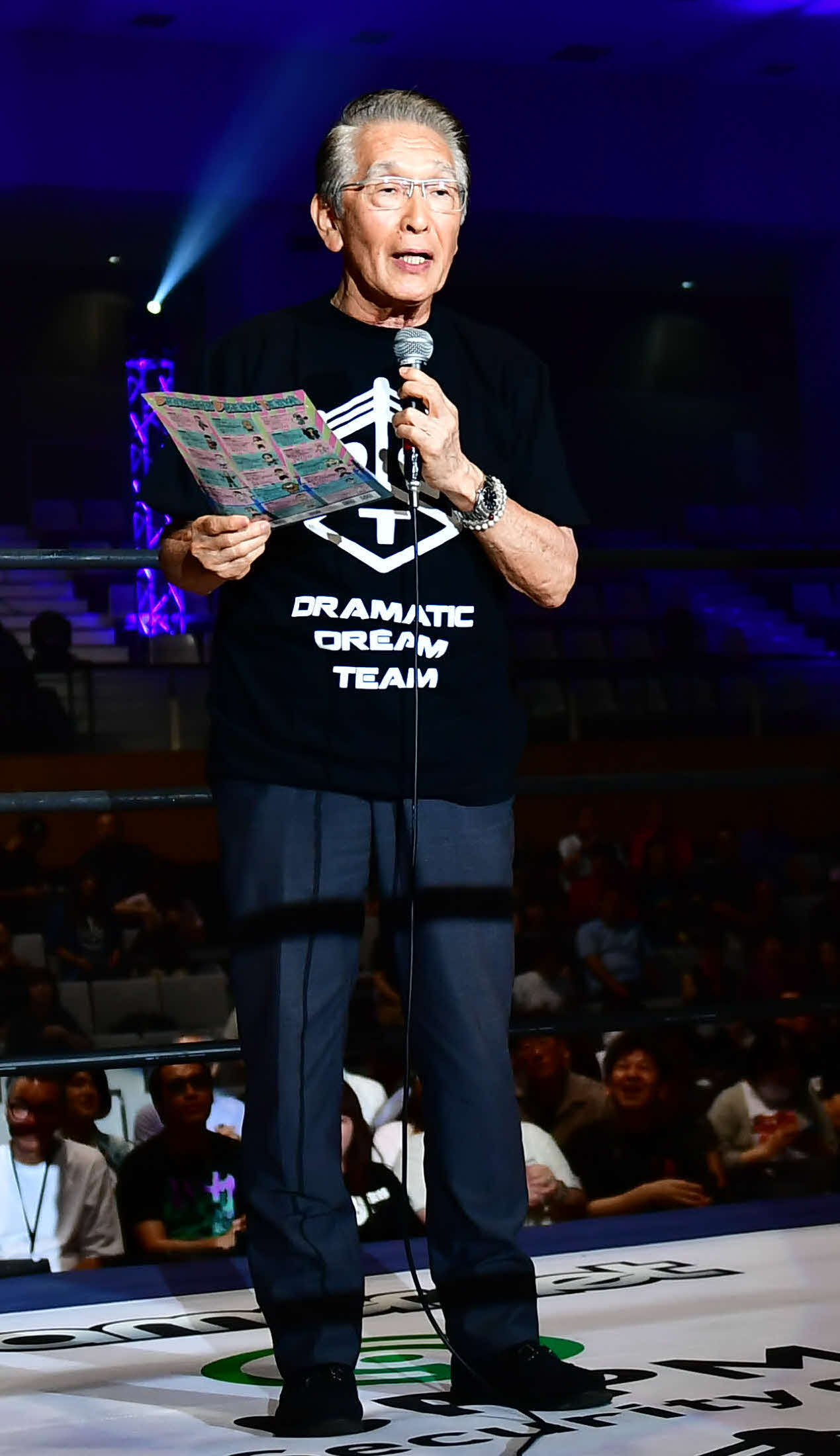 DDTプロレス「WRESTLE PETER PAN 2025」1日目であいさつする墨田区商店街連合会の山田昇会長（撮影・松尾幸之介）