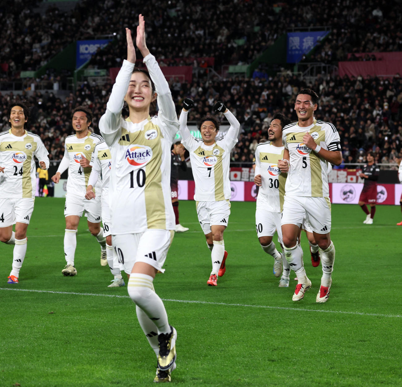 2024年12月、槙野智章引退試合　MAKINO JAPAN対KOBE STARS　後半、MAKINO JAPANの高梨臨（左）がPKを決め笑顔で駆け寄る夫の槙野智章氏