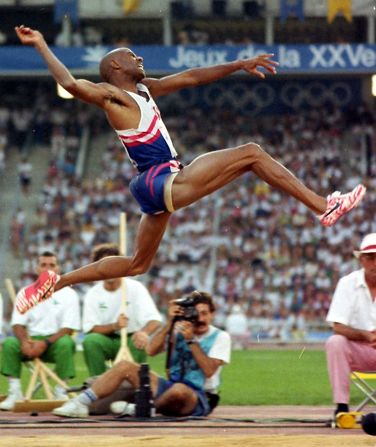 1992年8月、バルセロナ五輪・陸上男子走り幅跳びで、豪快なジャンプを見せる銀メダルのマイク・パウエル