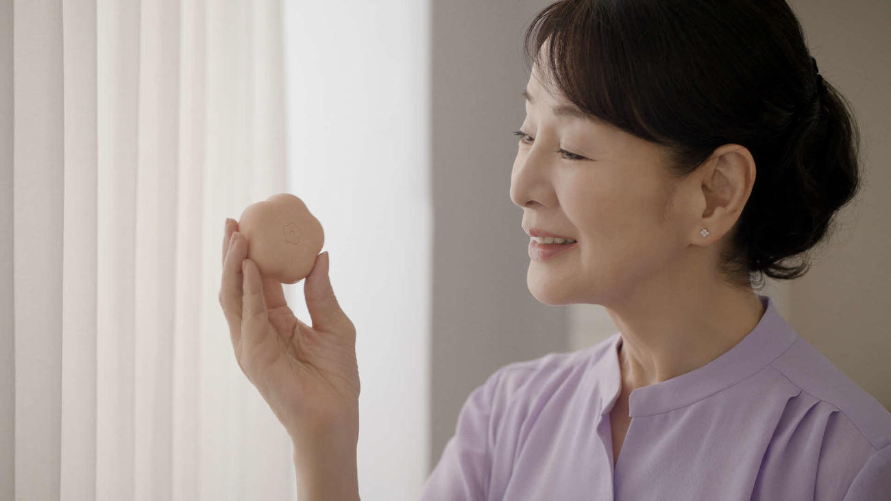 吉永小百合が出演する「五島の椿」の新テレビCM「吉永さんと、椿泡。」の1カット