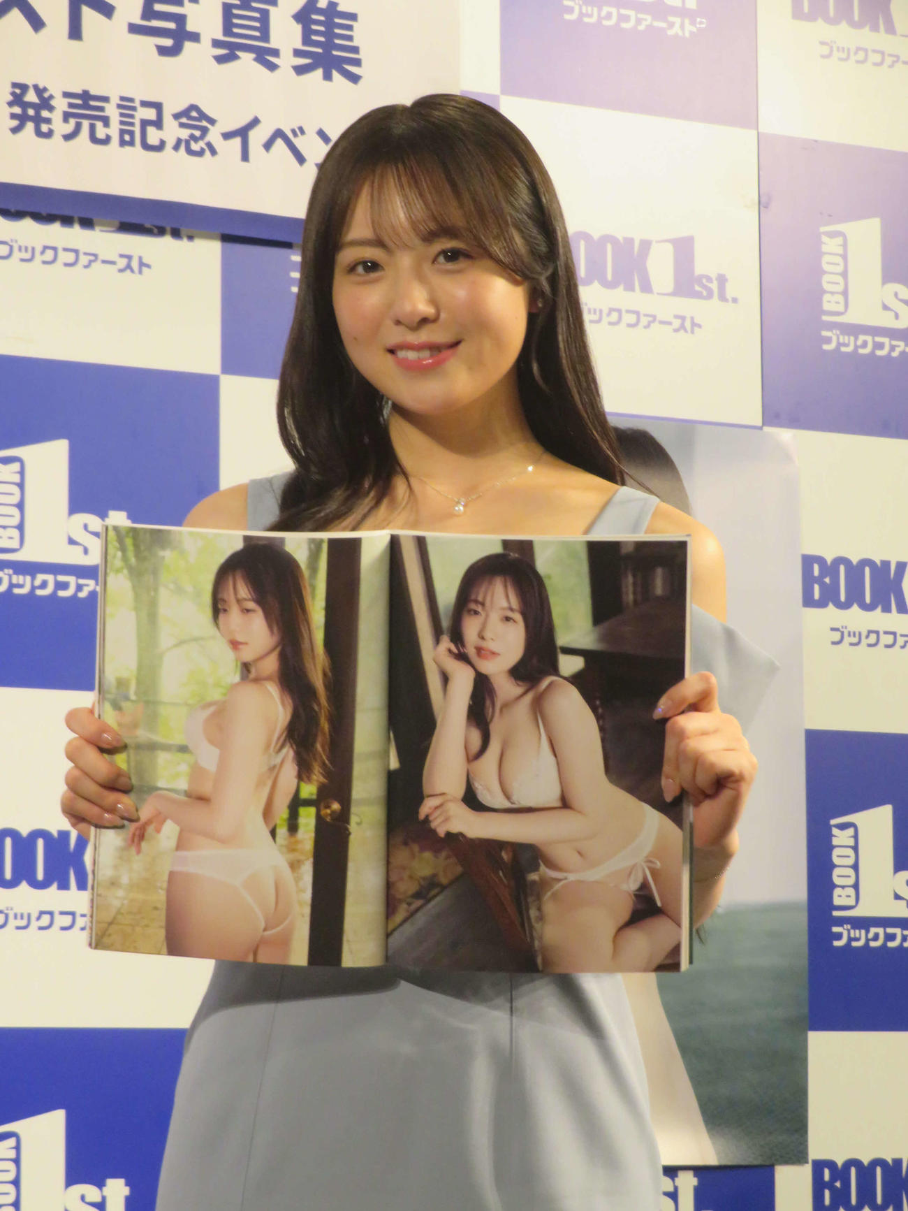 お気に入りカット（左ページ）を披露する西野夢菜（撮影・川田和博）