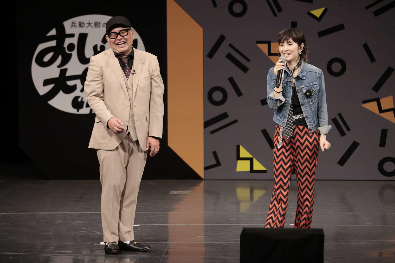 兵動大樹（左）のトークライブに出演した荻野目洋子（撮影・阪口孝志）