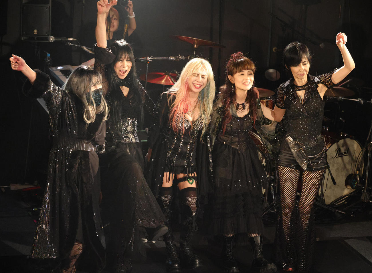 目黒鹿鳴館で40周年記念ライブを行ったSHOW－YA（撮影・中島郁夫）