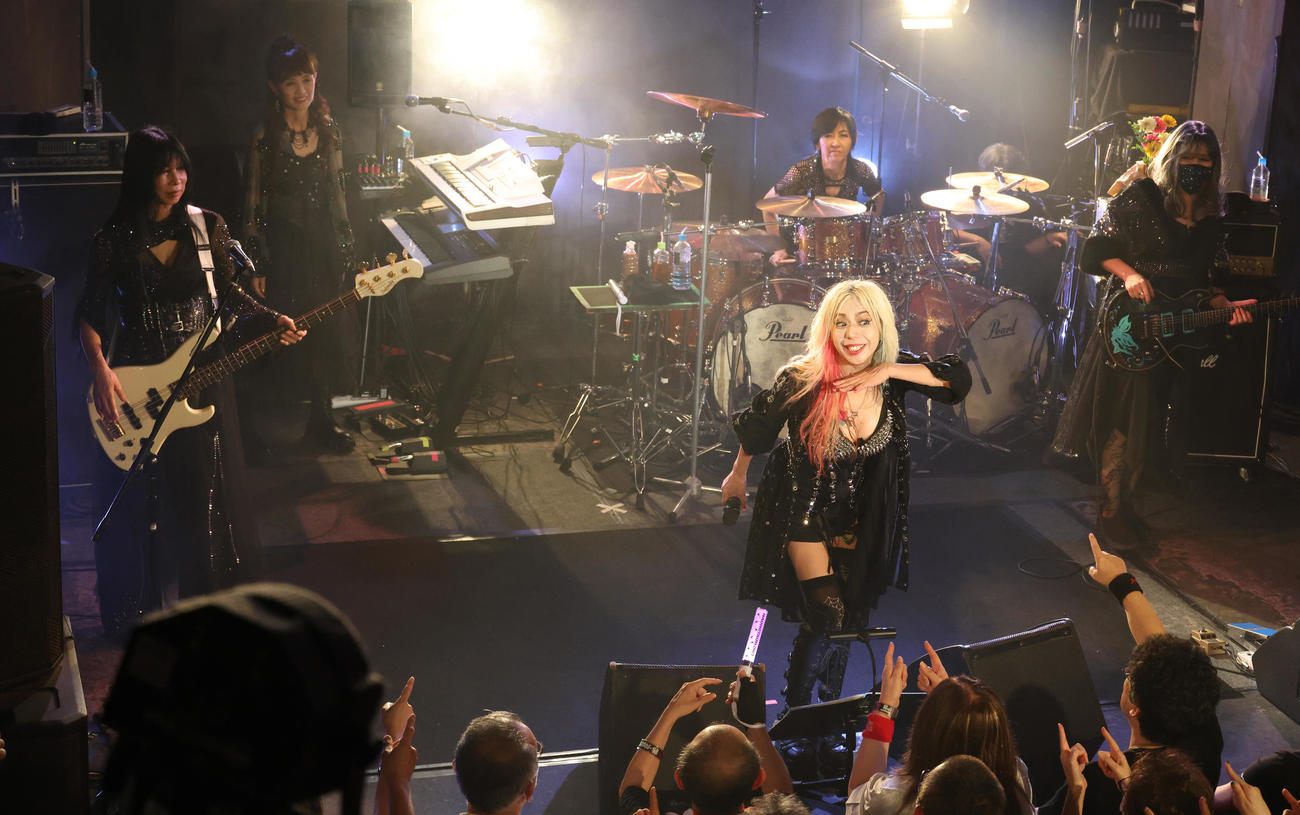 目黒鹿鳴館で40周年記念ライブを行ったSHOW－YA（撮影・中島郁夫）