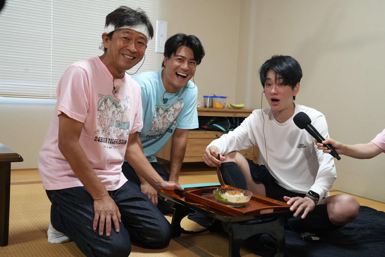 「24時間テレビ48」でマラソンに挑戦したSUPER EIGHT横山裕（右）と休憩時間に激励に訪れた城島茂（左）、SixTONES森本慎太郎