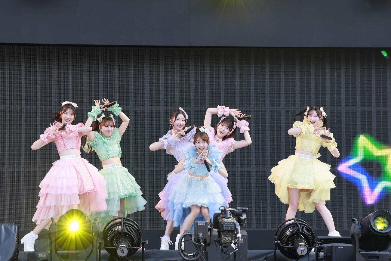 「a－nation2025」に出演した超ときめき宣伝部、左から坂井仁香、吉川ひより、杏ジュリア、辻野かなみ、小泉遥香、菅田愛貴