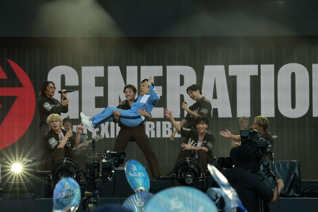 「a－nation2025」でコラボした岡村隆史（中央）とGENERATIONS