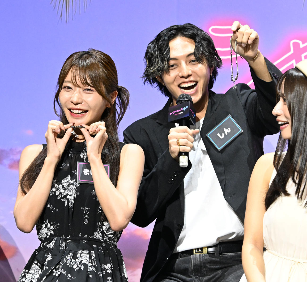 トークセッションでお揃いのアクセサリーを披露するまいか（左）としん（撮影・千葉一成）