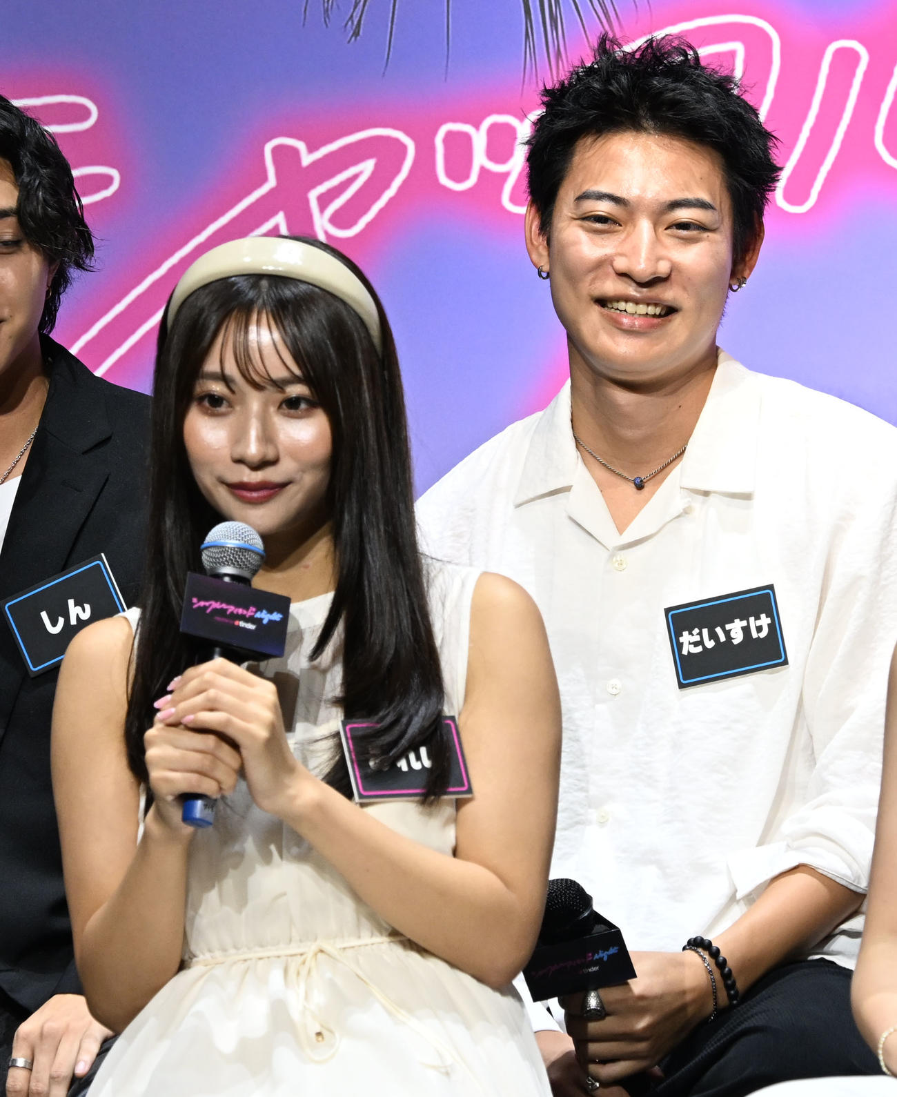 トークセッションで撮影中のエピソードを話すみれい（左）とだいすけ（撮影・千葉一成）