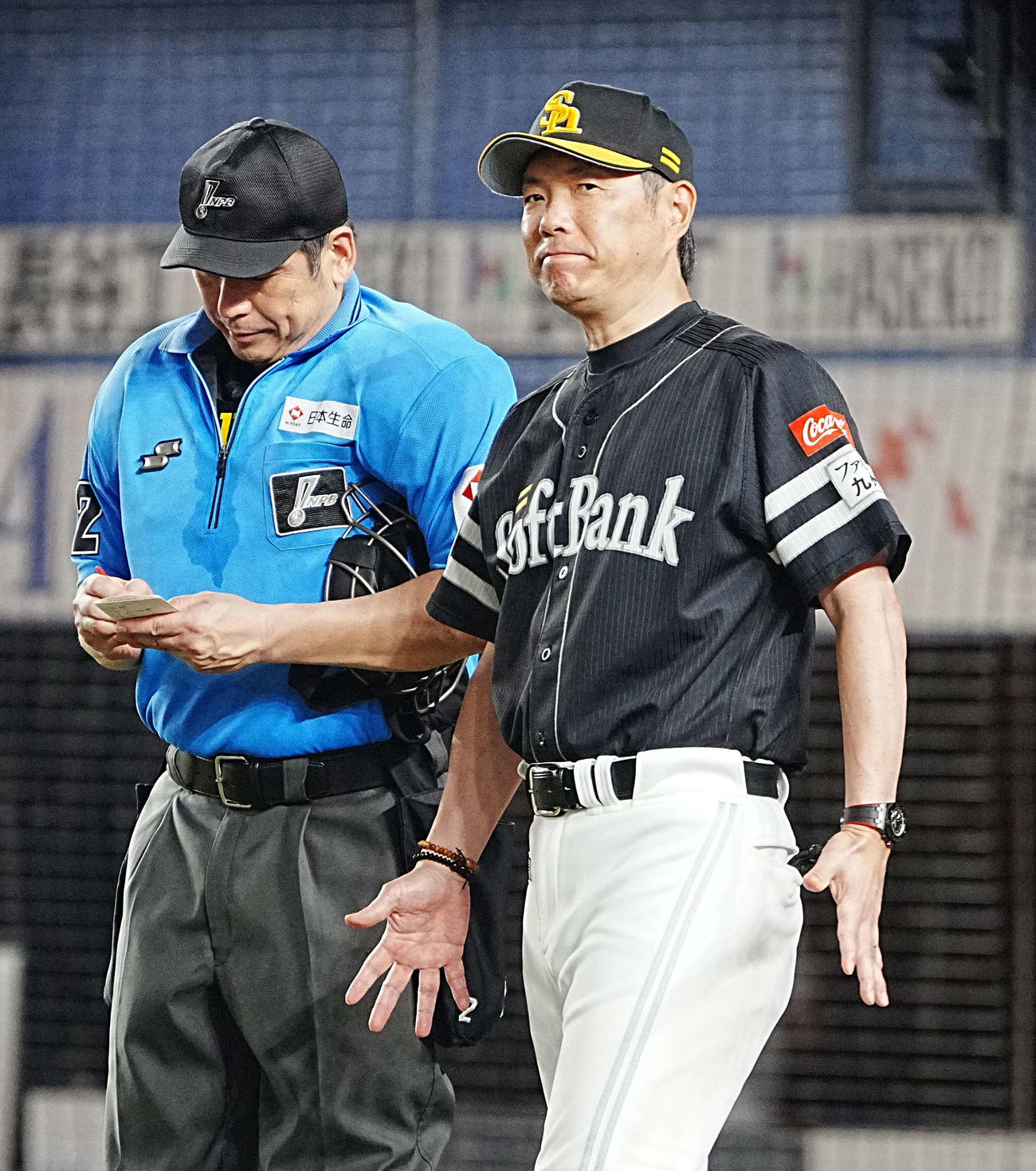 ロッテ対ソフトバンク　選手交代を告げベンチへ引き揚げるソフトバンク小久保監督（撮影・小沢裕）