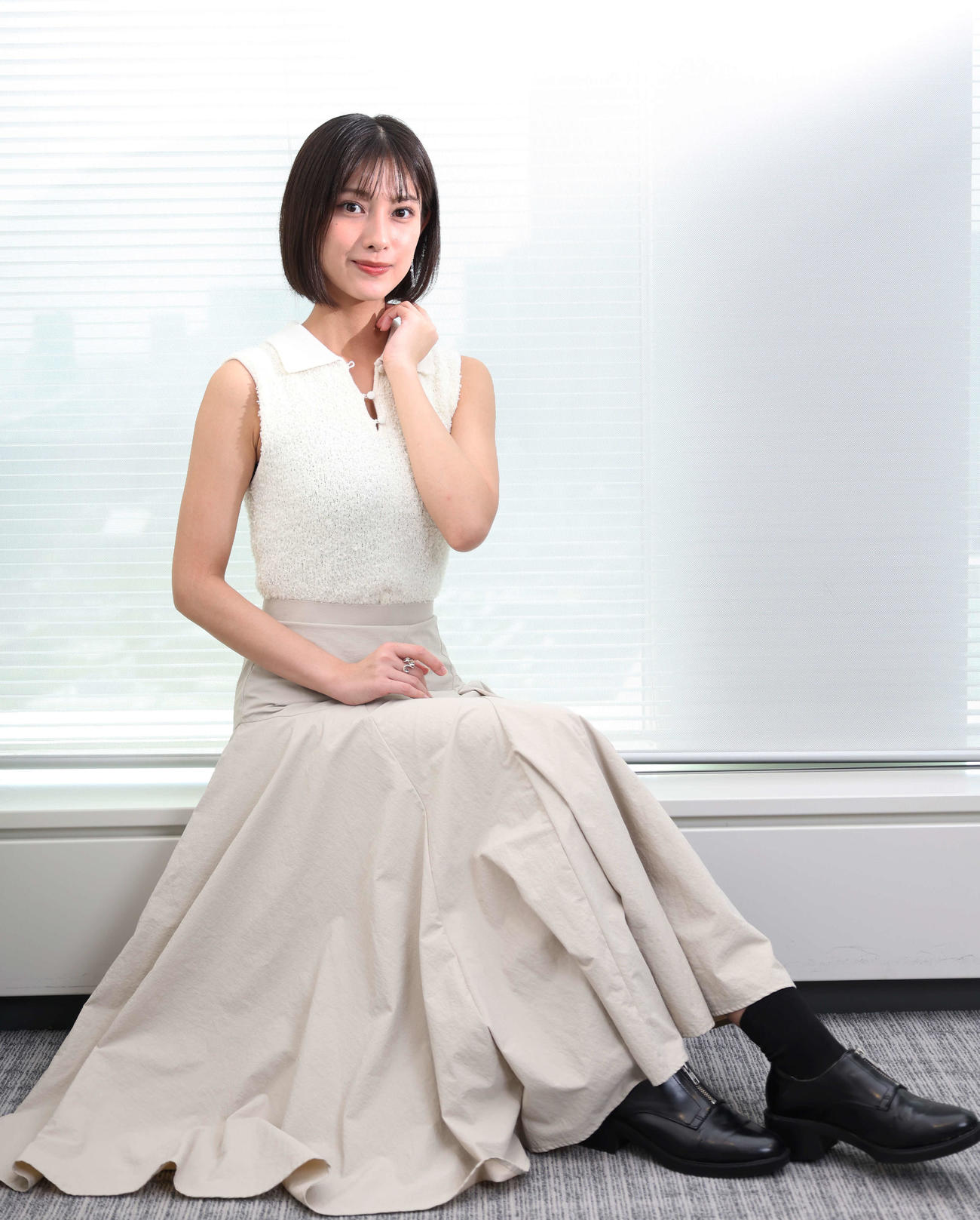 優しい表情で見つめる玉田志織（撮影・増田悦実）