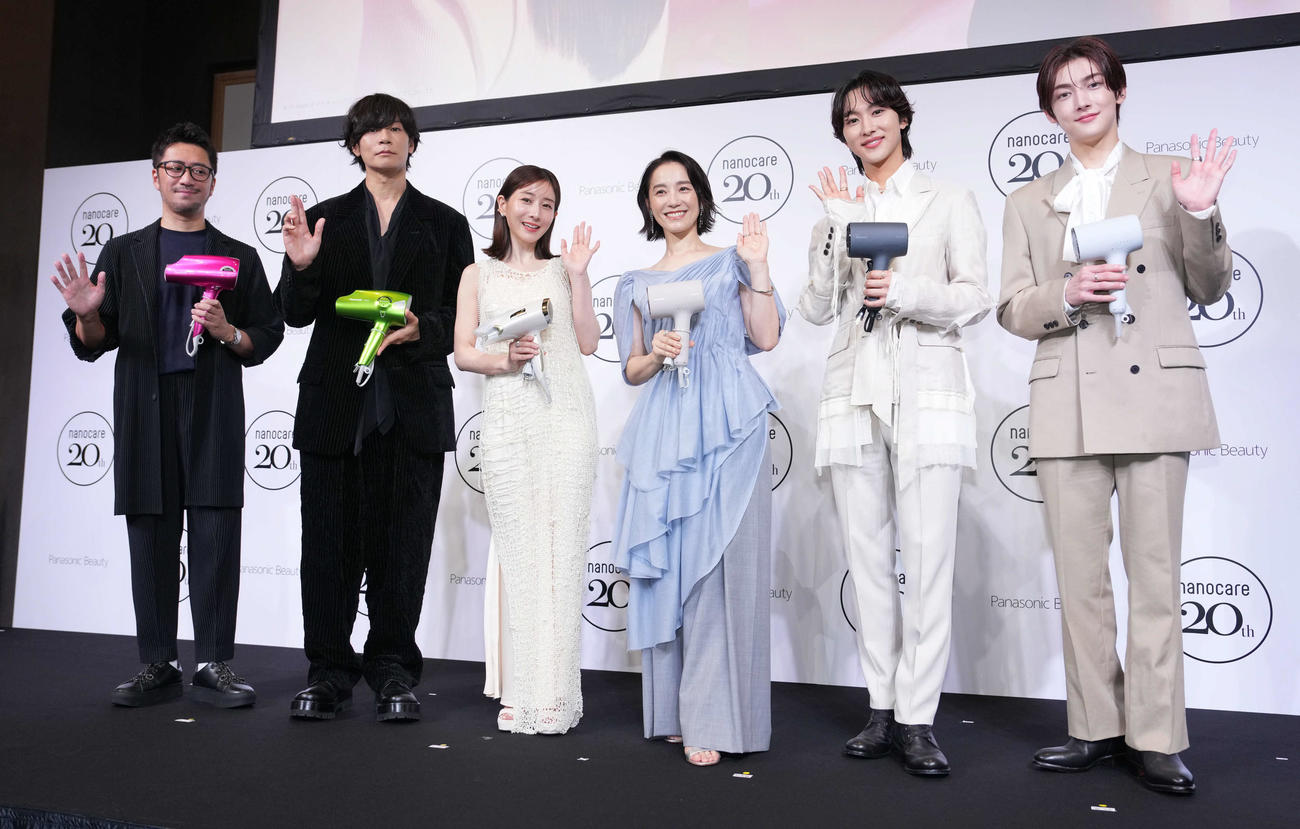 Panasonicナノケアの20周年記念イベントに登壇し記念撮影に納まる、左からヘアメイクアップアーティストのKUBOKI氏、Alexandros川上洋平、田中みな実、篠原ともえ、ROIROM本多大夢と浜川路己（撮影・たえ見朱実）