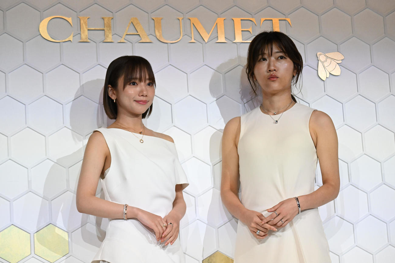 フランス館の「ショーメ、自然美への賛歌」でオープニングイベントに登壇する齋藤京子（左）とヒコロヒー（撮影・和賀正仁）