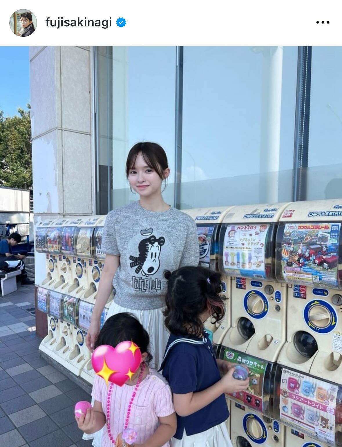 子どもたちを連れて遊ぶ藤咲凪（インスタグラムから）