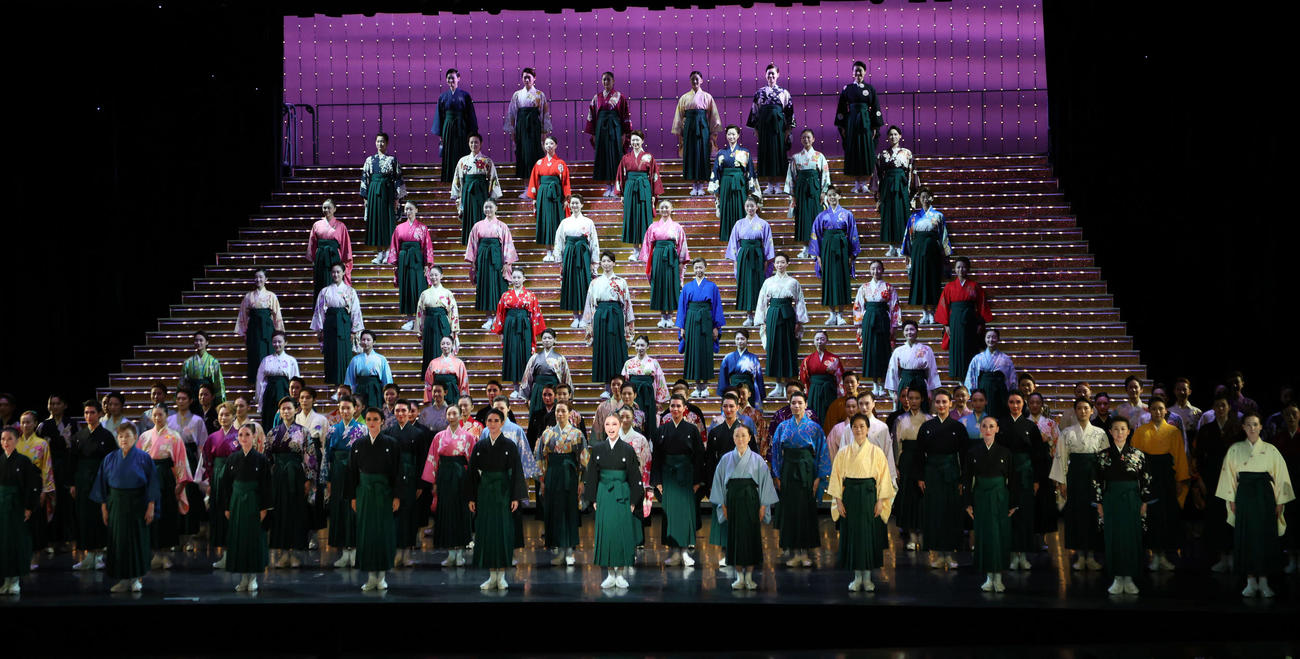 宝塚歌劇111周年記念式典の最後には出演者全員による合唱が行われた（撮影・西尾就之）
