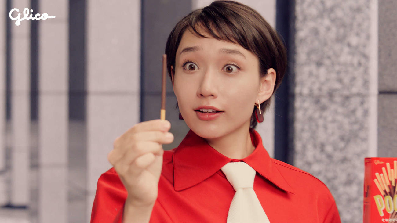 「ポッキー」新テレビCMに出演する白本彩奈