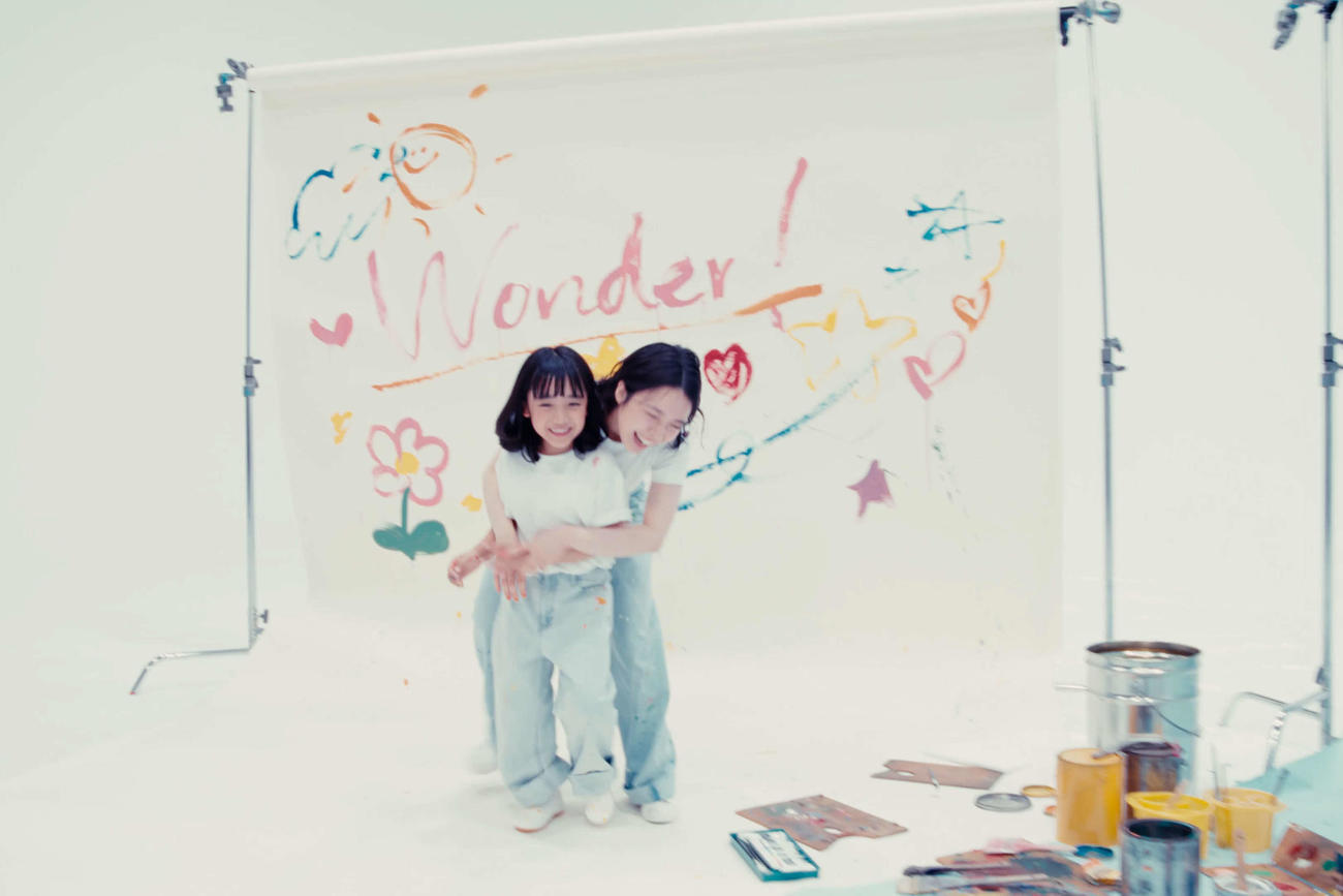 絢香の新アルバム表題曲「Wonder!」MVに出演した上白石萌音（右）と髙取青依良