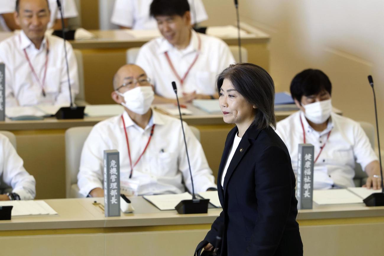 静岡県伊東市議会本会議のため、議場に入る田久保真紀市長＝1日午前（共同）