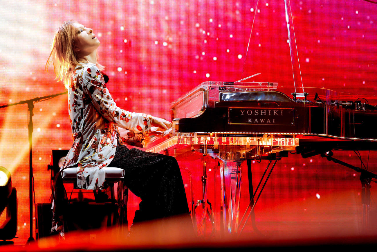 ディナーショーでピアノを演奏するYOSHIKI