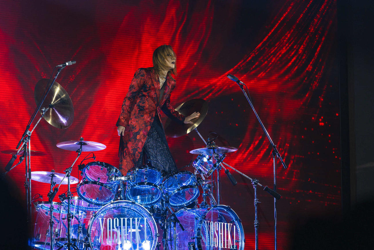 ディナーショーでドラムパフォーマンスを披露するYOSHIKI