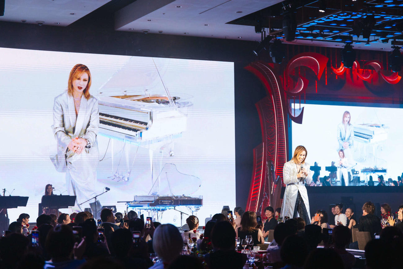 AIのYOSHIKI（後方）とのトークで会場を沸かすYOSHIKI