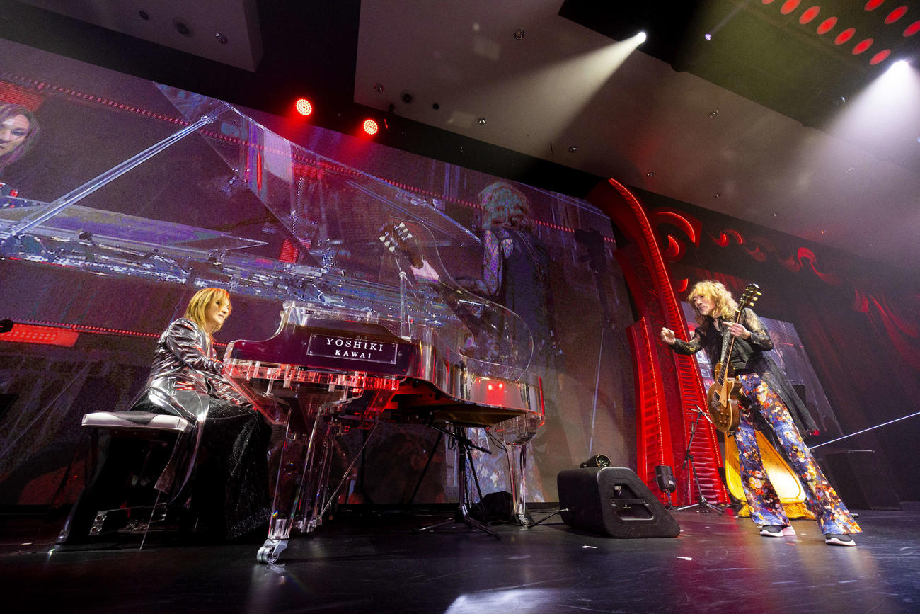 ディナーショーでPATA（右）とパフォーマンスするYOSHIKI
