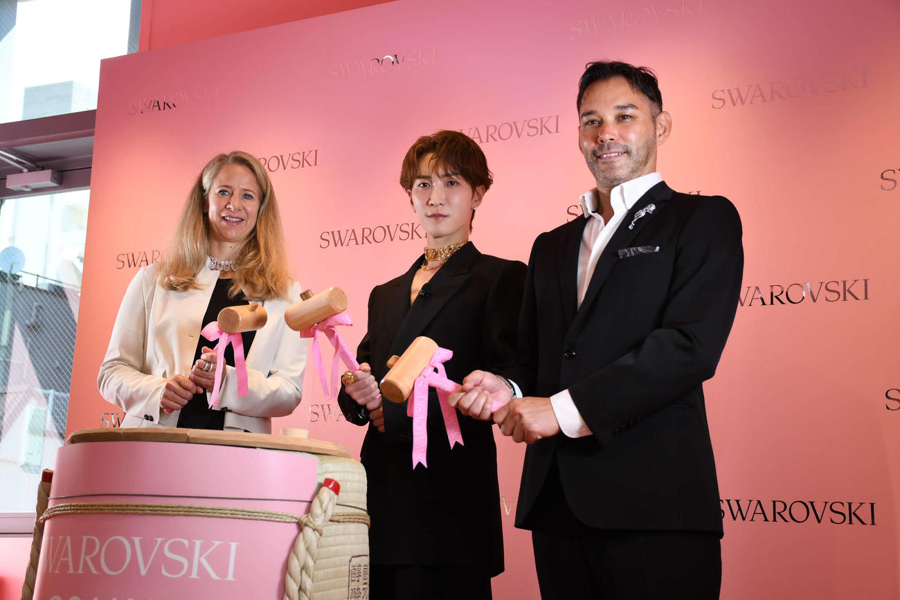 「Swarovski大阪オープニング記念発表会」に出席したSnow Man渡辺翔太（中）（撮影・阪口孝志）