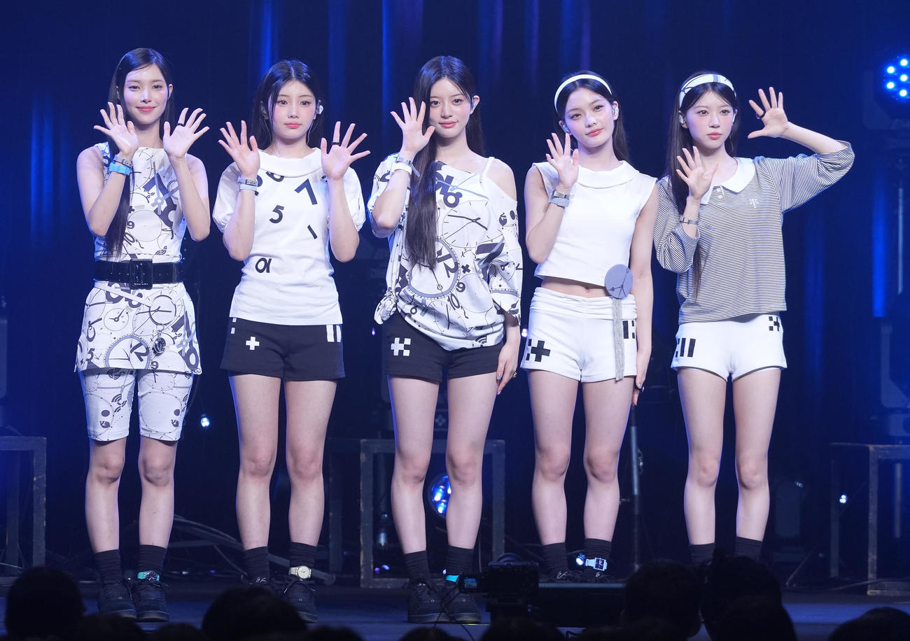 フォトセッションで手を振るILLIT。左からYUNAH、WONHEE、MINJU、IROHA、MOKA（撮影・鈴木みどり）