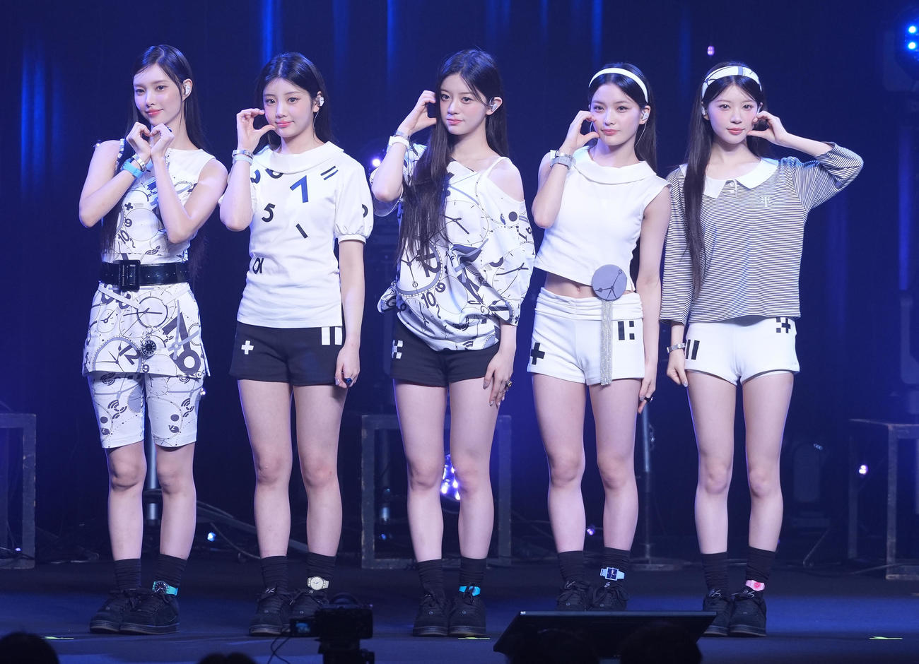 フォトセッションでポーズを取るILLIT。左からYUNAH、WONHEE、MINJU、IROHA、MOKA（撮影・鈴木みどり）