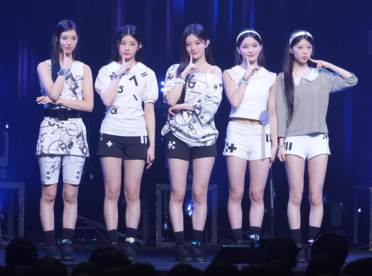 フォトセッションでポーズを取るILLIT。左からYUNAH、WONHEE、MINJU、IROHA、MOKA（撮影・鈴木みどり）