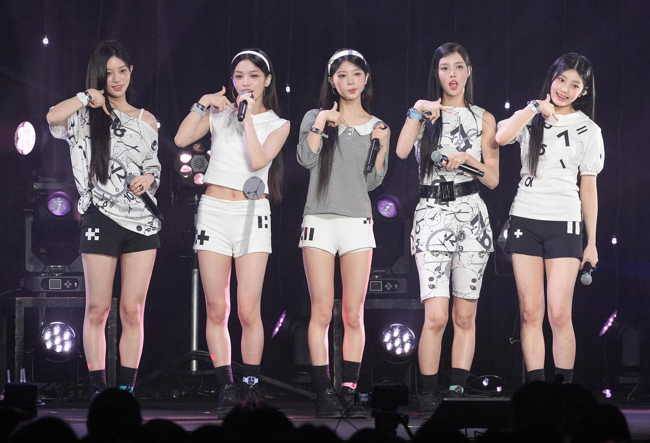「Topping」を披露するILLIT。左からMINJU、IROHA、MOKA、YUNAH、WONHEE（撮影・鈴木みどり）