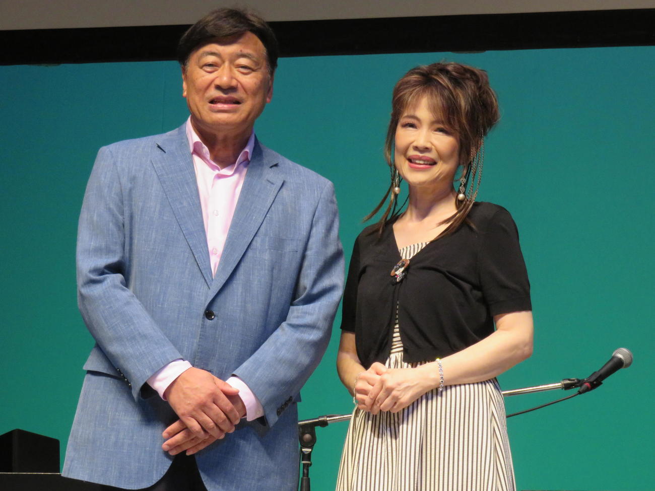 新曲「MOGUリズム」リリースを目指して記者会見を行った夢グループの石田重廣社長（左）と保科有里