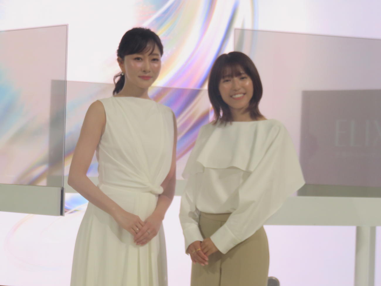 資生堂「エリクシール新商品発売記念トークショー」に出席した、美容家の石井美保さん（左）と若槻千夏