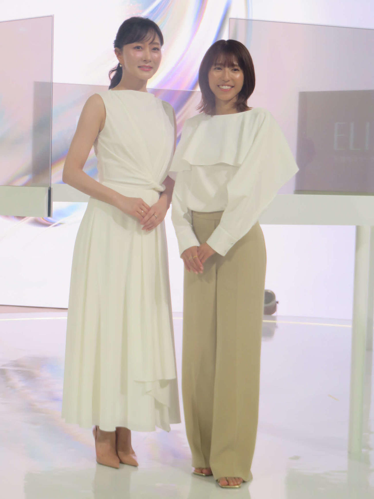 資生堂「エリクシール新商品発売記念トークショー」に出席した、美容家の石井美保さん（左）と若槻千夏