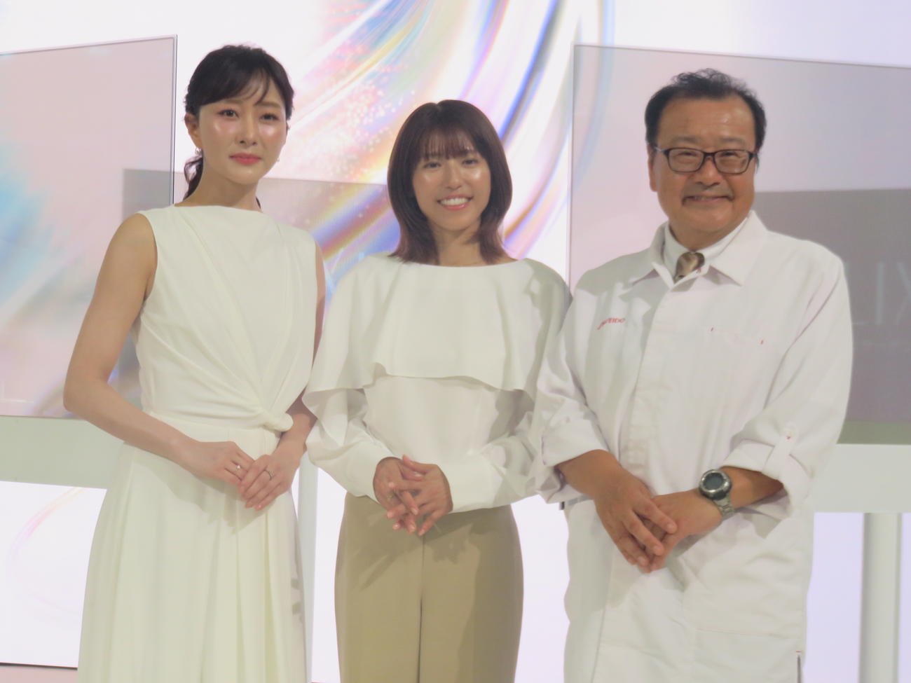 資生堂「エリクシール新商品発売記念トークショー」に出席した、左から美容家の石井美保さん、若槻千夏、資生堂の原英二研究員