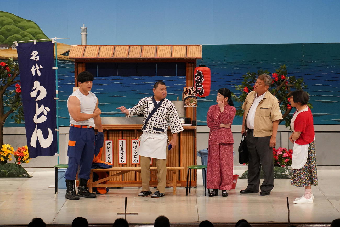 なんばグランド花月初登場の青木マッチョ（左端）。右へ、川畑泰史、未知やすえ、烏川耕一、すっちー