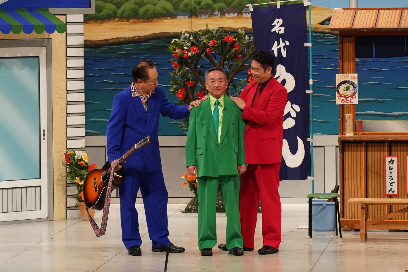 松浦真也（左）千葉公平（右）に囲まれ、熱演するコアフレックス佐野仁副社長