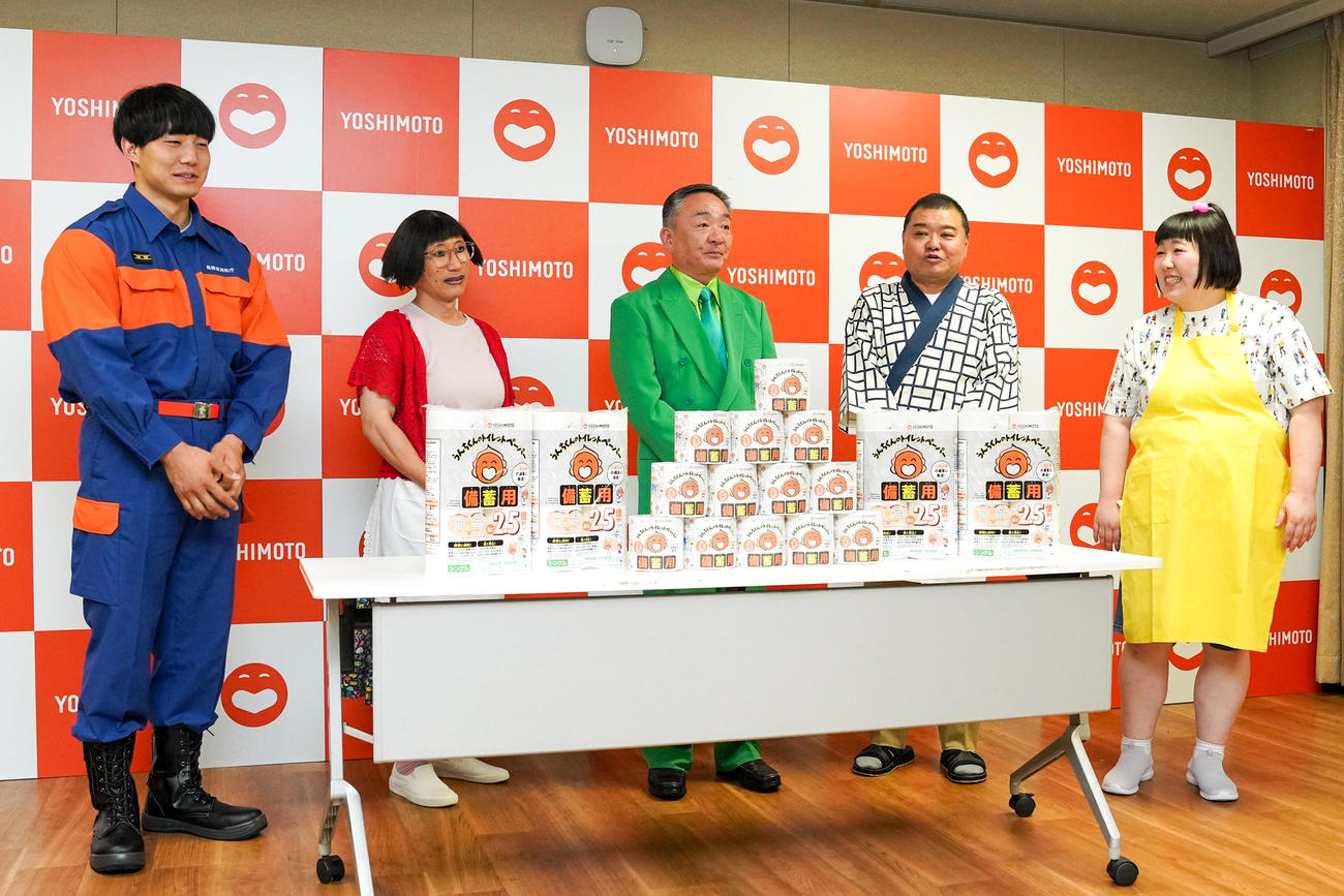 公演後、取材に応じる（左から）青木マッチョ、すっちー、コアフレックス佐野仁副社長、川畑泰史、酒井藍