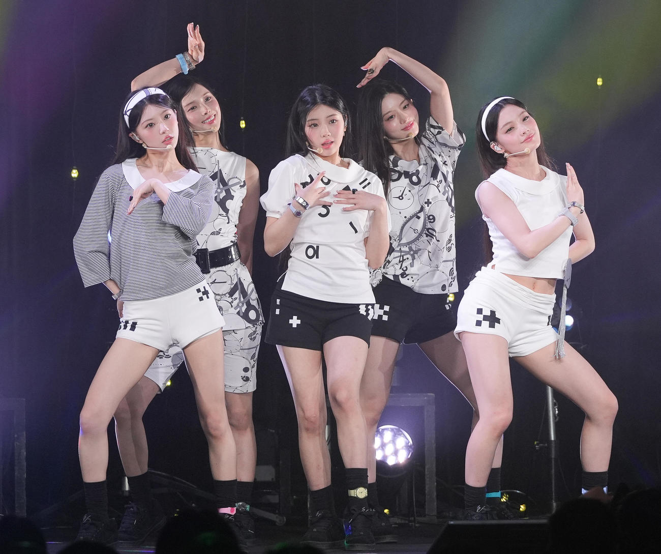 「時よ止まれ」を披露するILLIT。左からMOKA、YUNAH、WONHEE、MINJU、IROHA（撮影・鈴木みどり）
