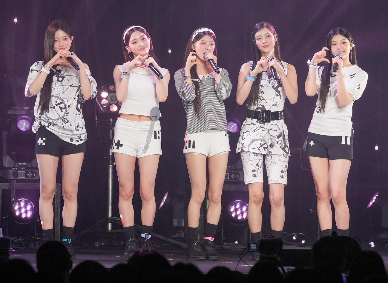「Topping」を披露するILLIT。左からMINJU、IROHA、MOKA、YUNAH、WONHEE（撮影・鈴木みどり）