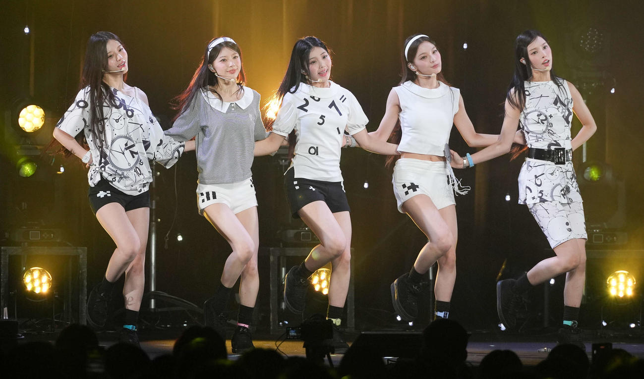 「時よ止まれ」を披露するILLIT。左からMINJU、MOKA、WONHEE、IROHA、YUNAH（撮影・鈴木みどり）
