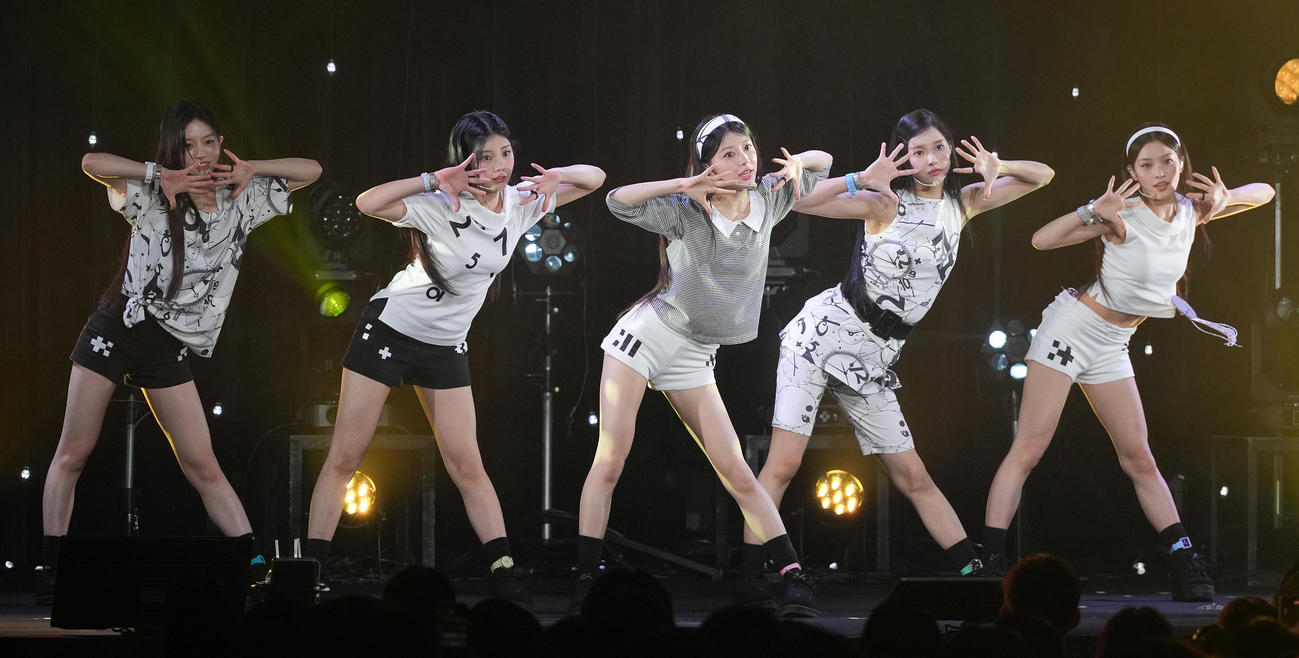 「時よ止まれ」を披露するILLIT。左からMINJU、WONHEE、MOKA、YUNAH、IROHA（撮影・鈴木みどり）