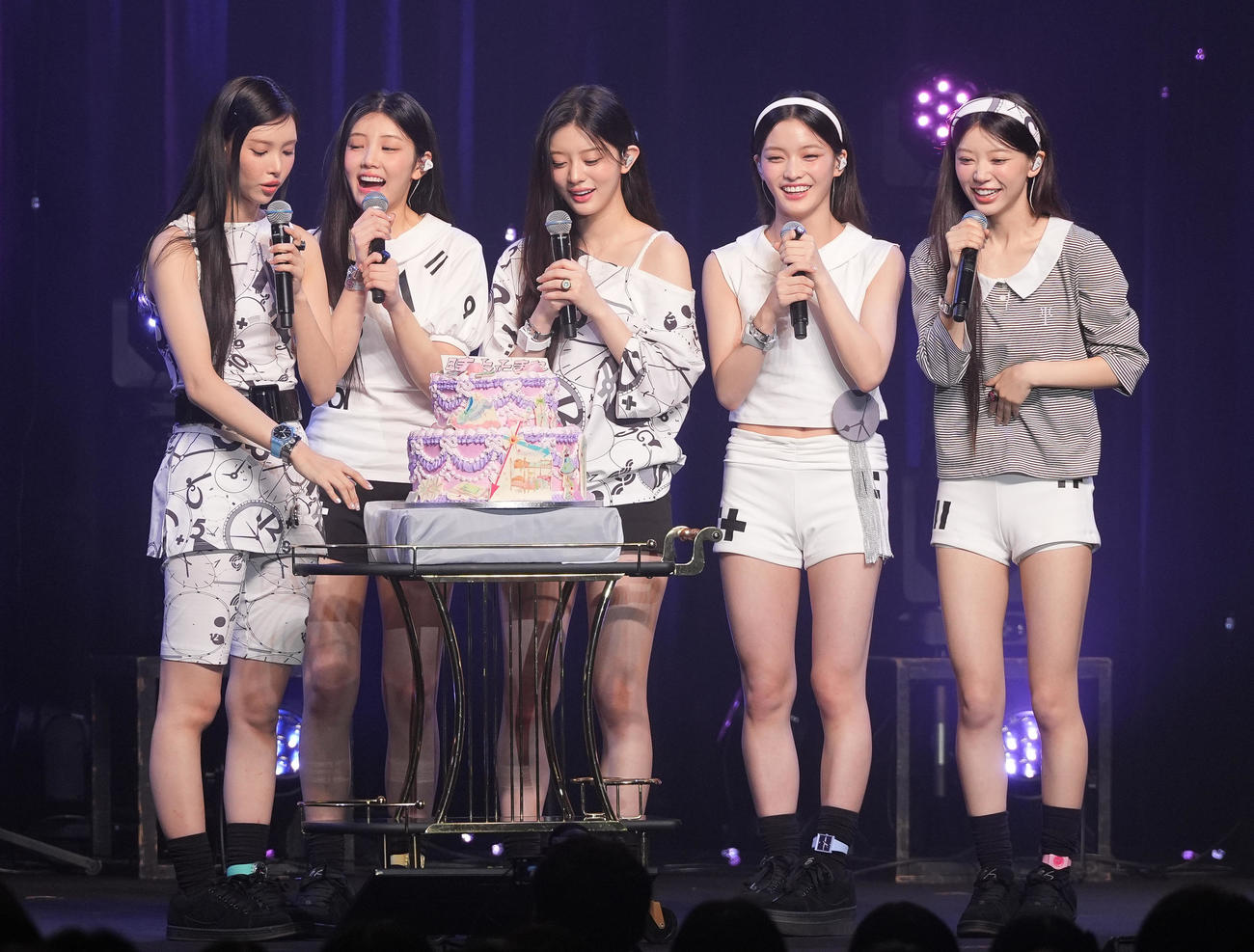 日本デビューを祝したサプライズケーキに笑顔のILLIT。左からYUNAH、WONHEE、MINJU、IROHA、MOKA（撮影・鈴木みどり）