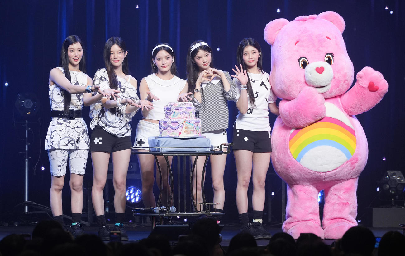 日本デビューを祝したケーキと一緒に写真に納まるILLIT。左からYUNAH、MINJU、IROHA、MOKA、WONHEE（撮影・鈴木みどり）