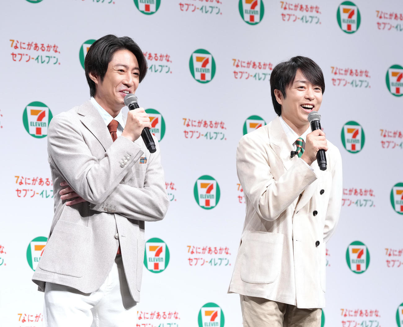 発表会に登壇し、和気あいあいとトークする相葉雅紀（左）と櫻井翔（撮影・足立雅史）