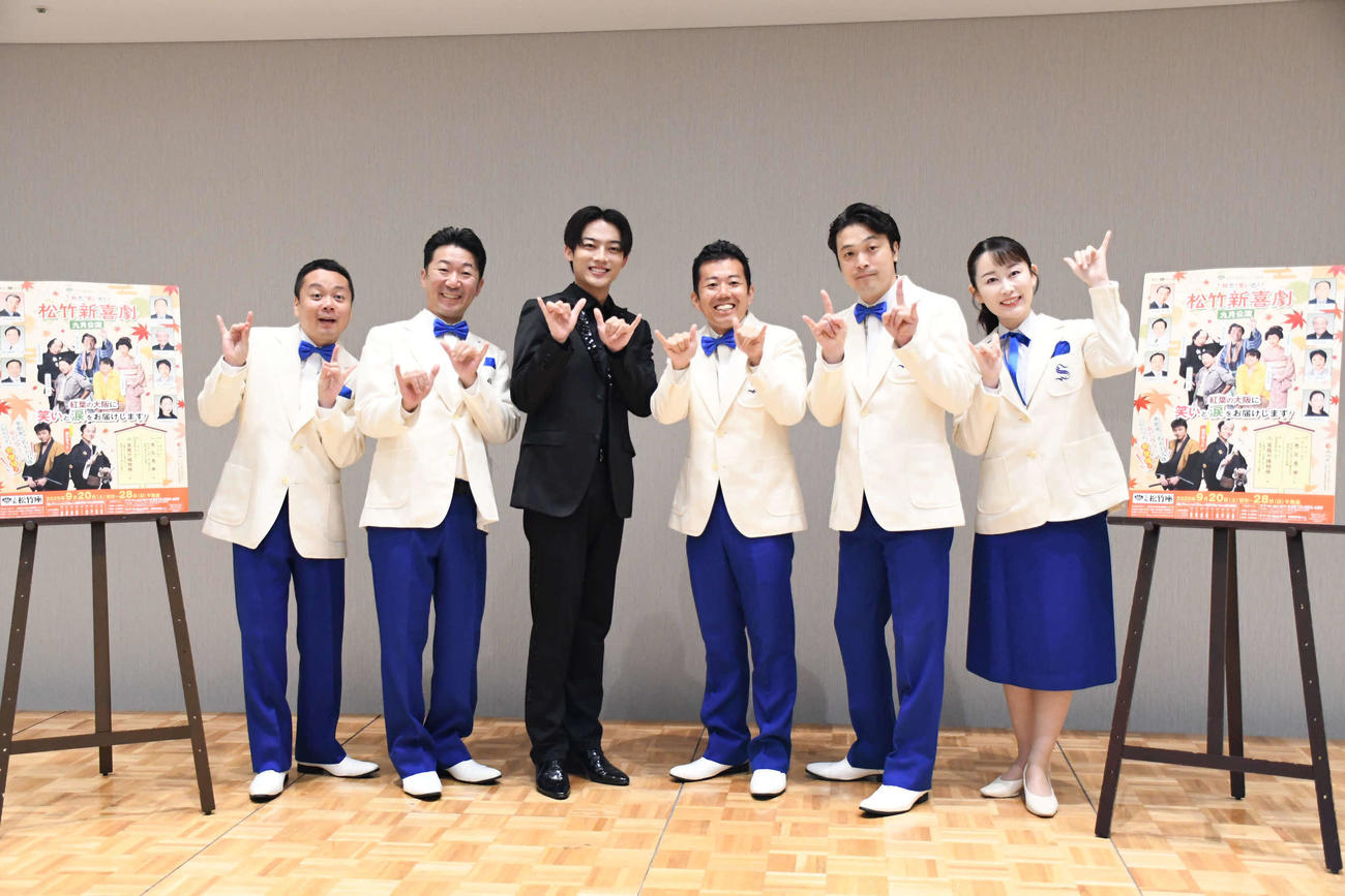松竹新喜劇9月公演の取材会に出席した、左から）、曽我廼家桃太郎、曽我廼家一蝶、辰巳ゆうと、藤山扇治郎、渋谷天笑、曽我廼家いろは（撮影・阪口孝志）