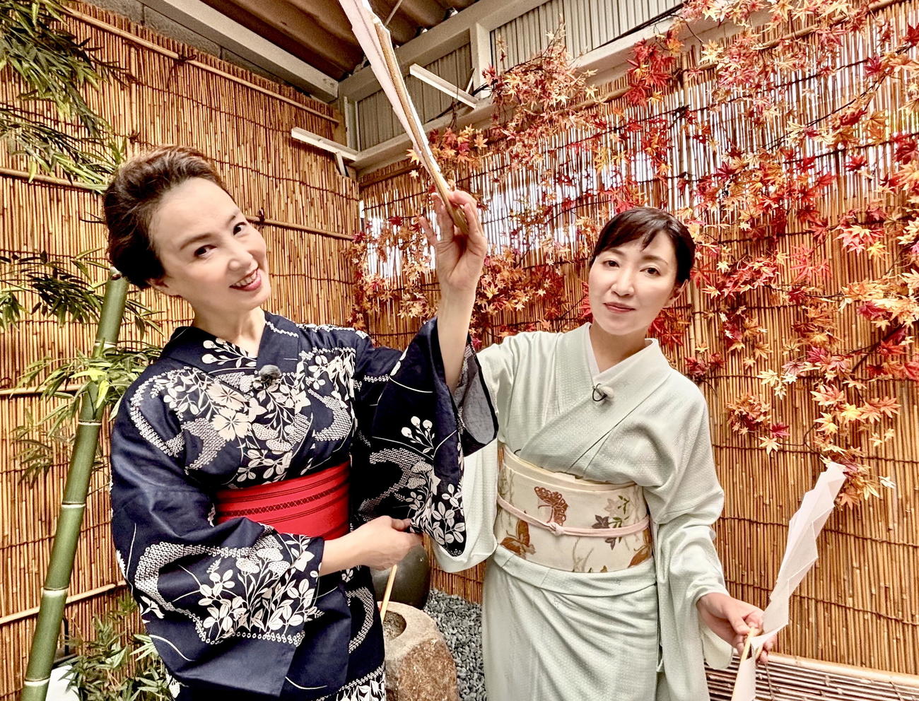 河野景子（左）に日本舞踊の所作を指導する市川翠扇