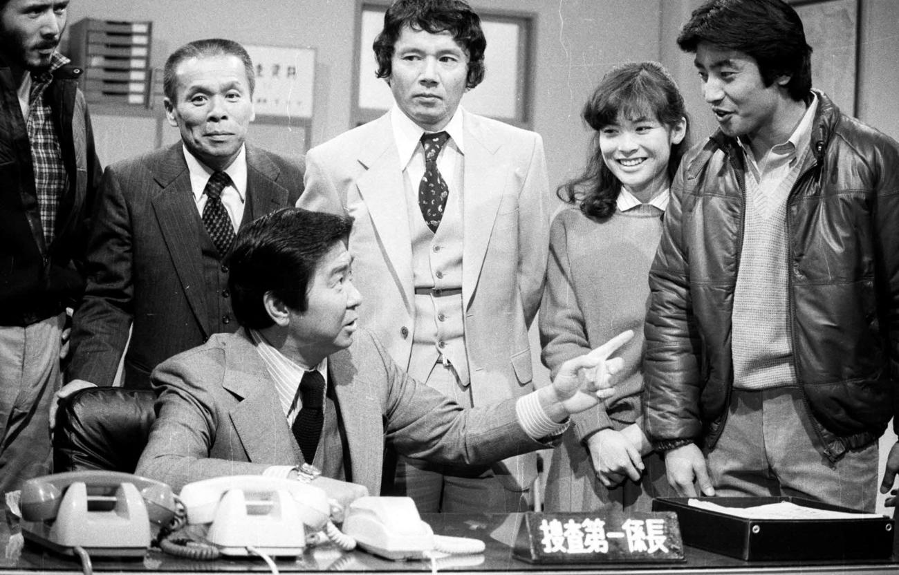 1981年11月、ドラマ「太陽にほえろ」収録に現場復帰した石原裕次郎（手前）。後列左から木之元亮、下川辰平、露口茂さん、友直子、神田正輝
