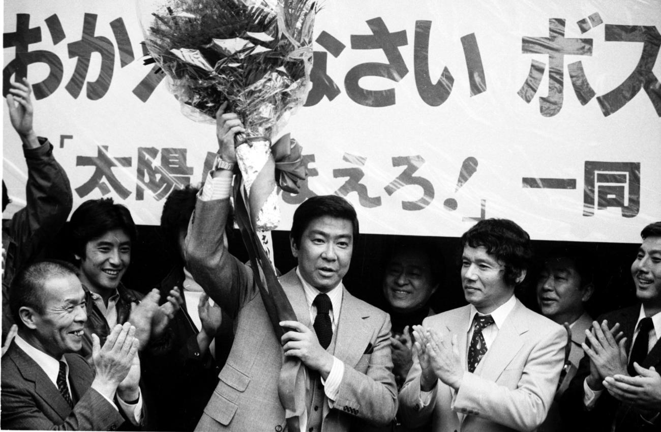 1981年11月　ドラマ「太陽にほえろ」に現場復帰した石原裕次郎（中央）を、拍手で出迎える左から下川辰平、神田正輝、1人おいて露口茂さん